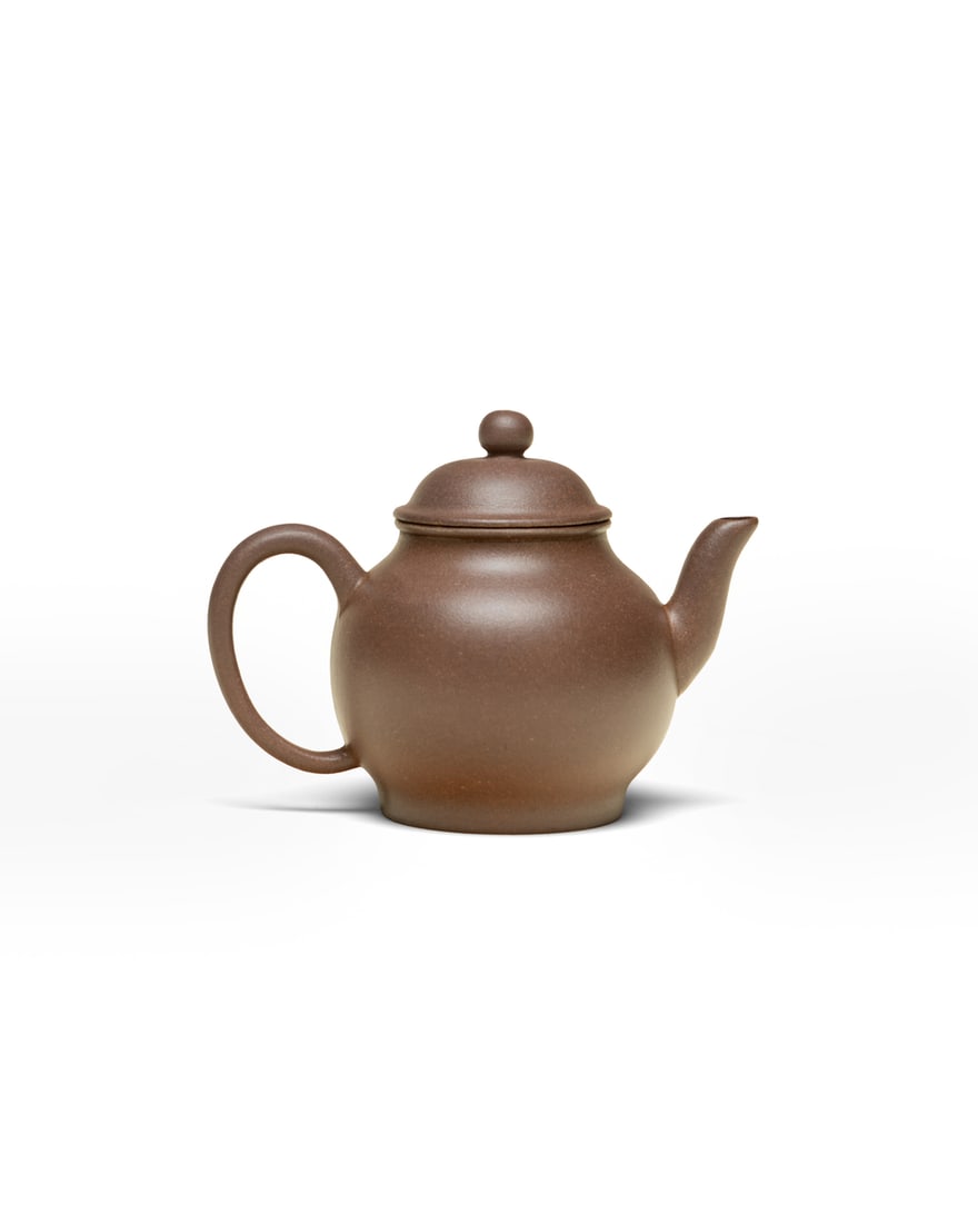 A ZISHA TEAPOT: 品名(title):清 紫砂壺。年代(Age): QING (1644-1911 A.D.)。 尺寸:120 cc。 底款：「淡然&#