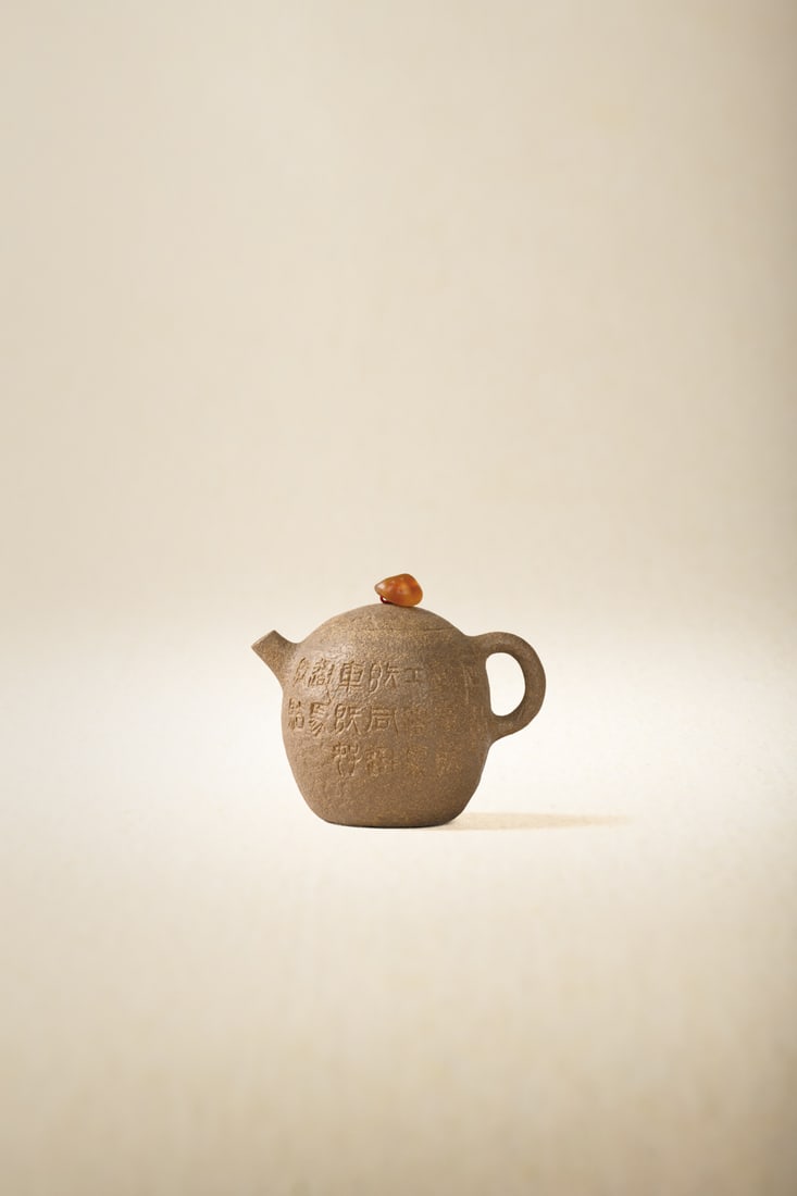 A ZISHA TEAPOT: 品名(title):陳永吉 石鼓壺。年代(Age): 20TH CENTURY。 尺寸:170cc。 拍品描述：&