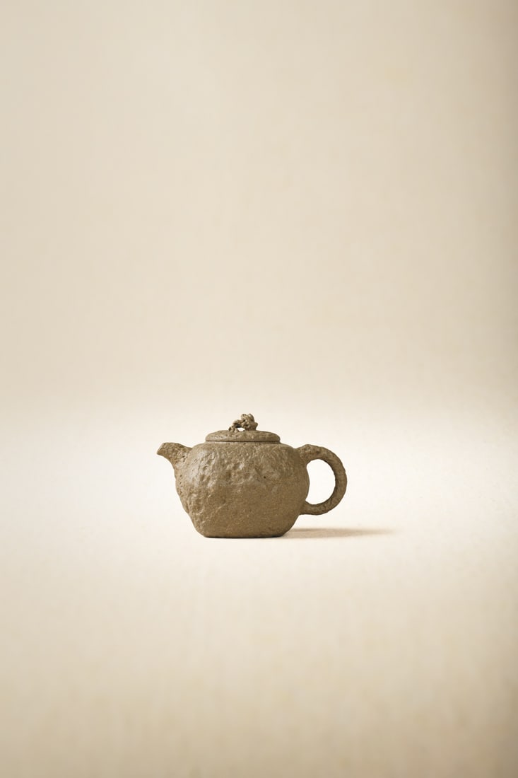 A ZISHA TEAPOT: 品名(title):封世權 木言方供春。年代(Age): 20TH CENTURY。 尺寸:130cc。 把款：
