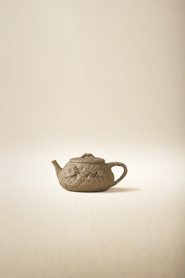 A ZISHA TEAPOT: 品名(title):封世權 瓢型供春。年代(Age): 20TH CENTURY。 尺寸:120cc。 把款：「