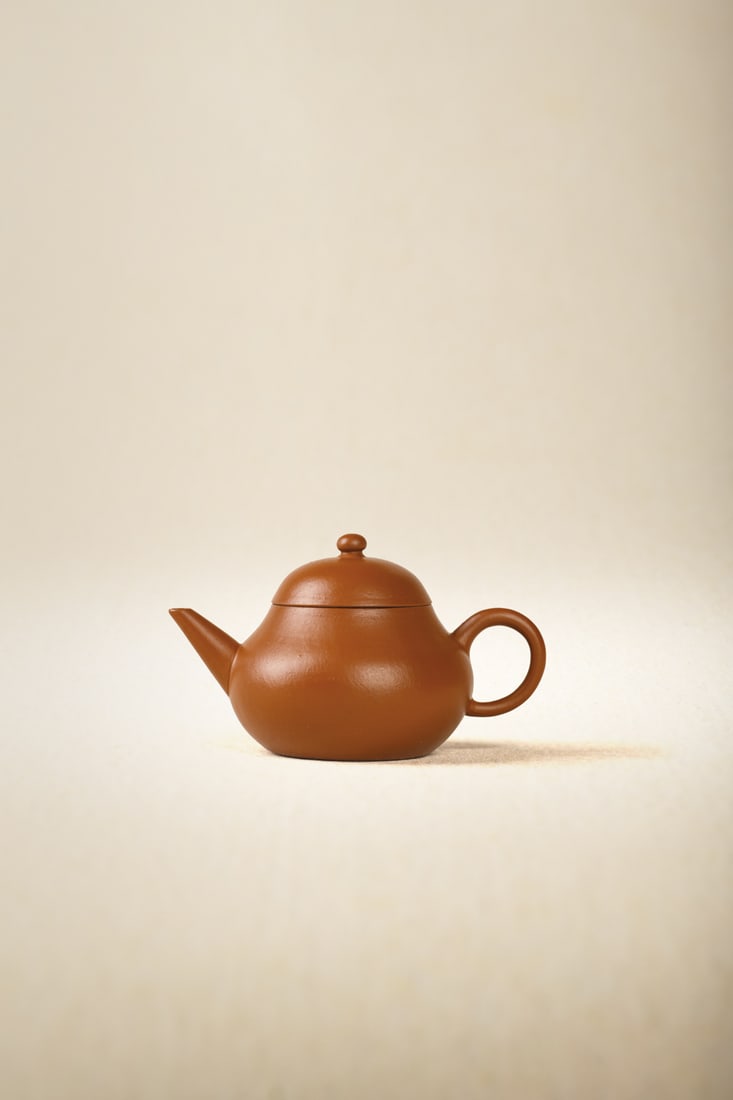A FINE ZISHA TEAPOT (1 of 2)