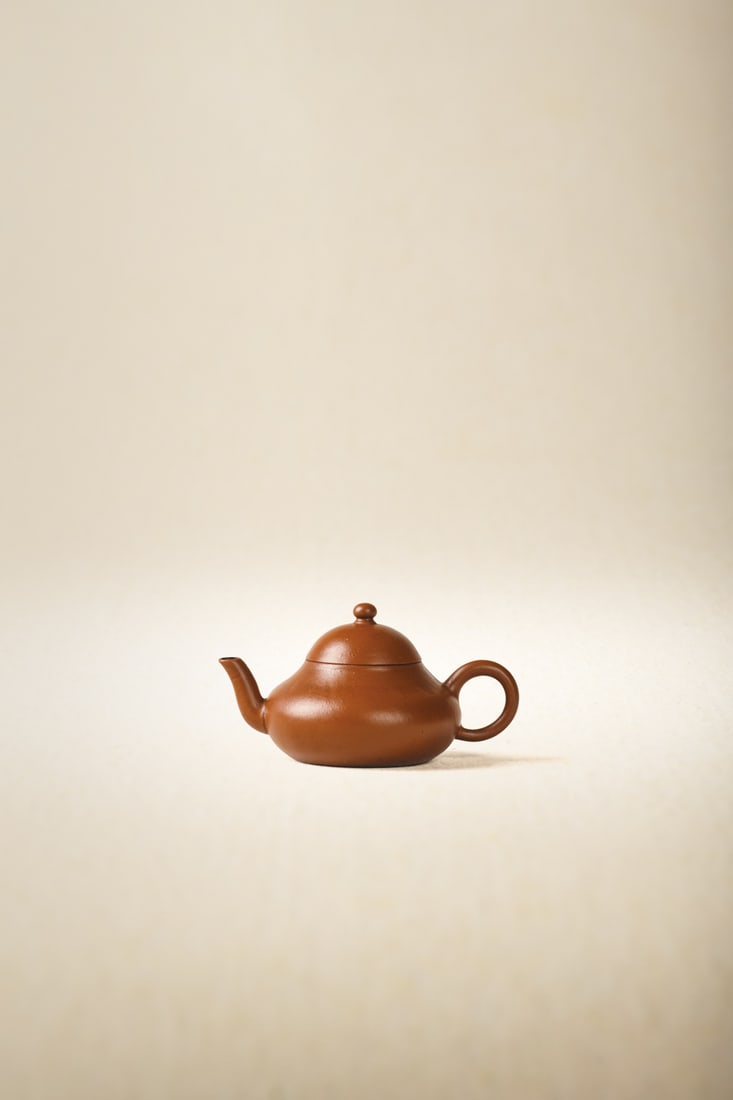 A FINE ZISHA TEAPOT: 品名(title):清中期 孟臣款 朱泥矮梨壺。年代(Age): MIDDLE QING 。 尺寸:70cc。 