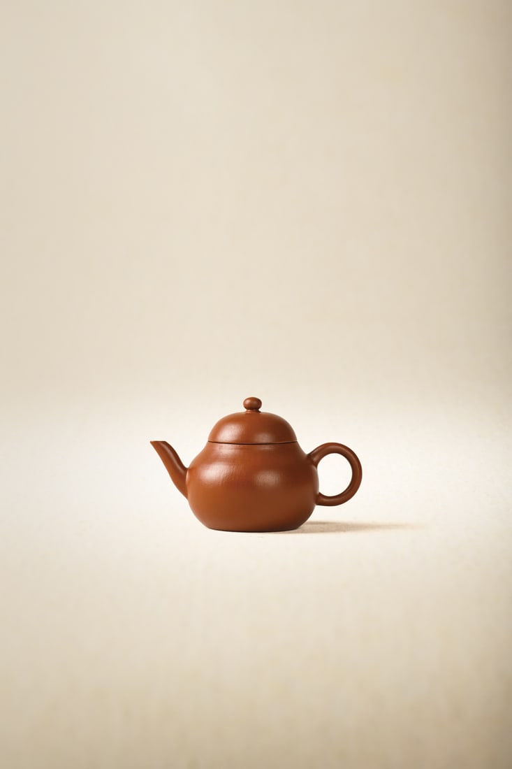 A FINE ZISHA TEAPOT (1 of 2)