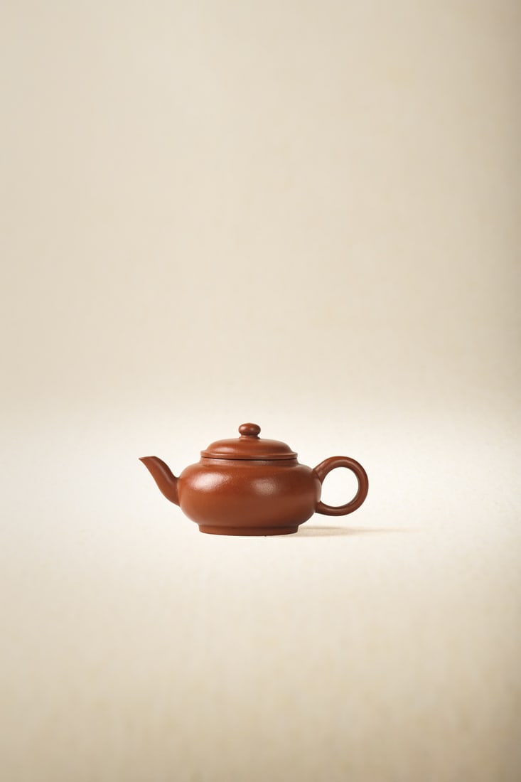 A FINE ZISHA TEAPOT (1 of 2)