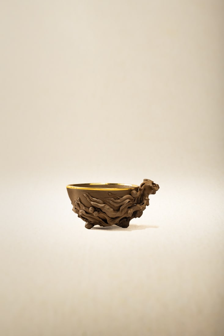 A FINE ZISHA TEAPOT: 品名(title):清早期 鳴遠款 桃杯。年代(Age): EARLY QING。 尺寸:15.7 Length, 8 cm Height。 拍&#