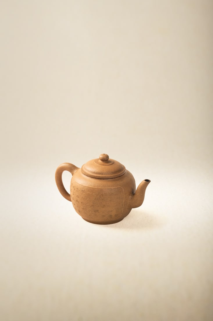 A FINE ZISHA TEAPOT: 品名(title):清乾隆 無款 段泥本色堆泥繪宮燈壺。年代(Age): QIANLONG PERIOD, QING D