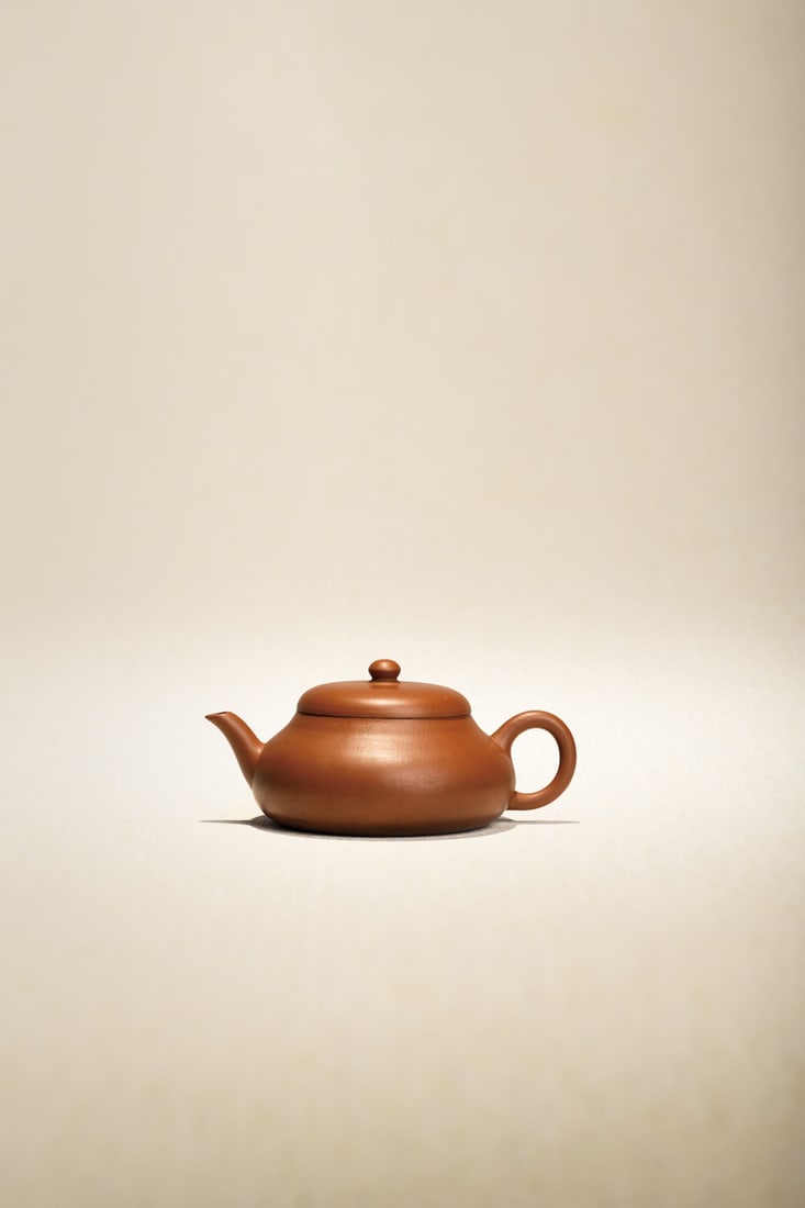 A FINE ZISHA TEAPOT (1 of 2)