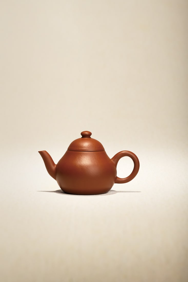 A FINE ZISHA TEAPOT (1 of 2)