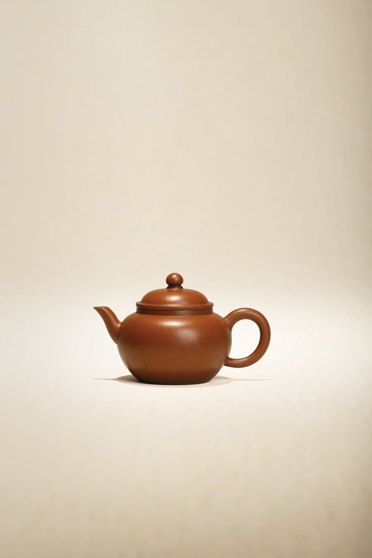 A FINE ZISHA TEAPOT: 品名(title):清晚期 孟臣款 朱泥蓮子壺。年代(Age): LATE QING。 尺寸:80cc。 釋