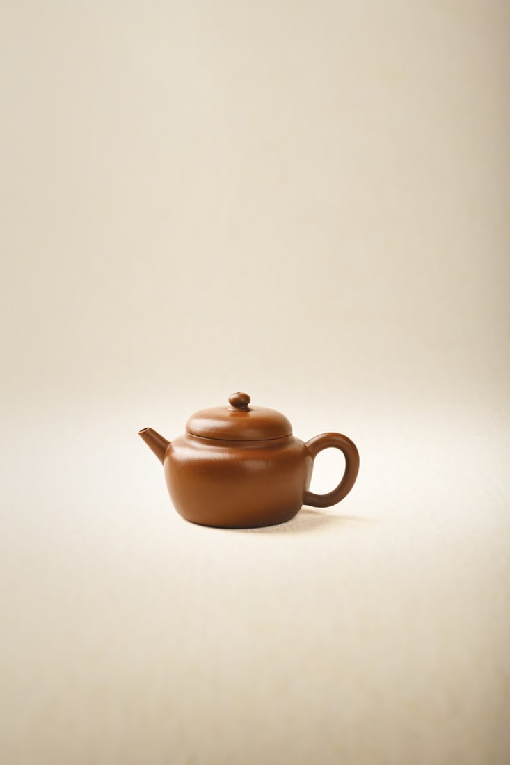 A ZISHA TEAPOT: 品名(title):清中期 大彬款 朱泥柿圓壺。年代(Age): MIDDLE QING。 尺寸:200cc。 %