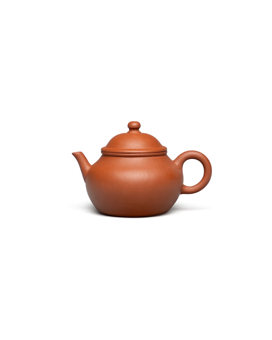 A ZISHA TEAPOT: 品名(title):清 陳曾元款朱泥壺。年代(Age): QING (1644-1911 A.D.)。 尺寸:80 cc。 出版 : 