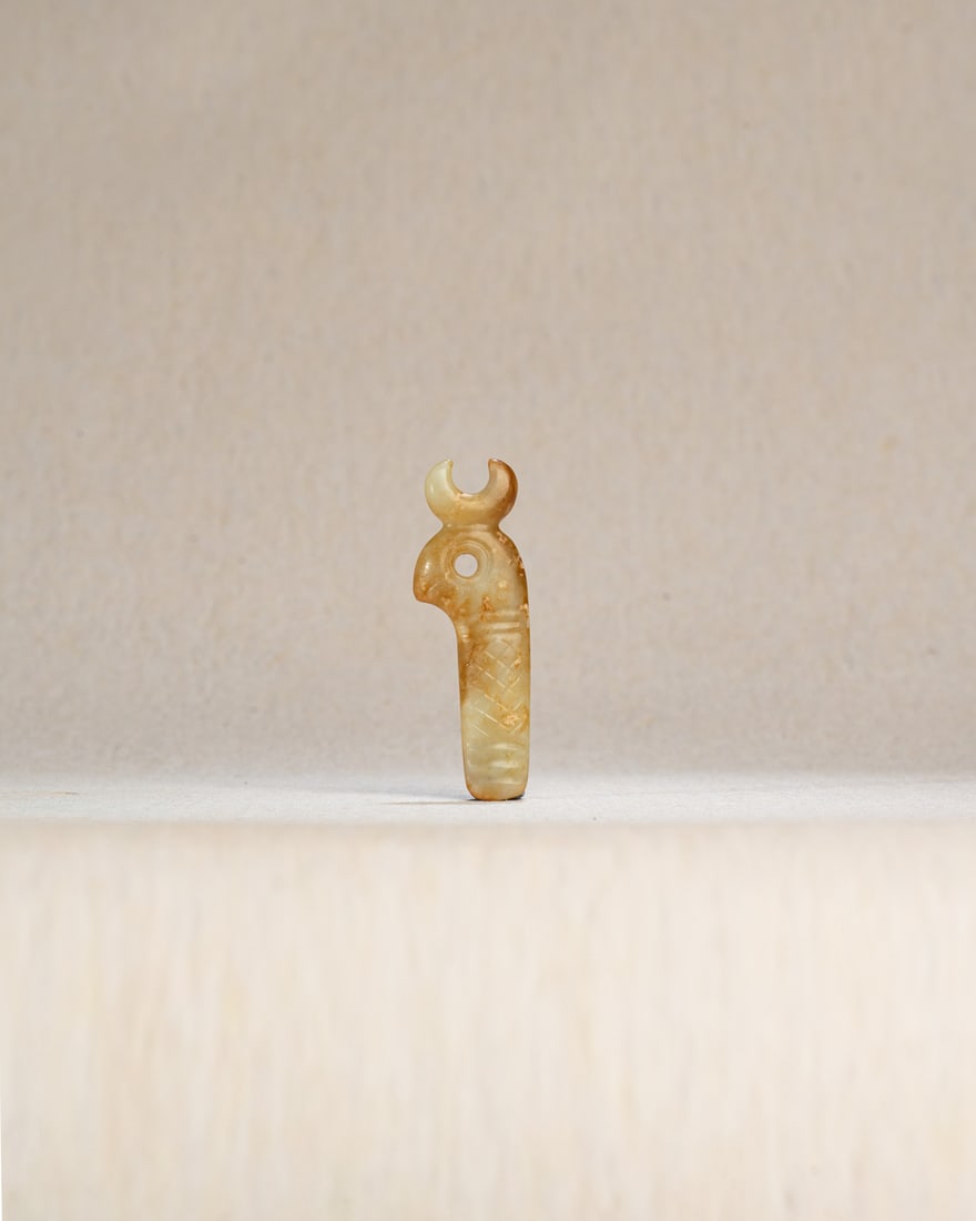 A WHITE JADE 'CHICKEN-HEAD' ORNAMENT (1 of 2)