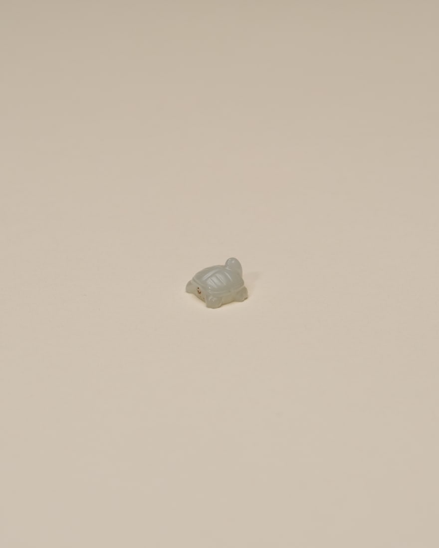A JADE FIGURE OF A TURTLE: 品名(title):唐 玉龜。年代(Age): TANG (618-907 A.D.)。 尺寸:1.2 cm Length, 0.7 cm Height。
