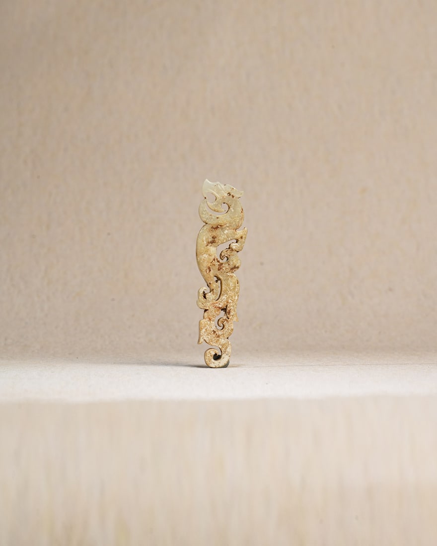 A WHITE JADE 'DRAGON' PENDANT, XI: 品名(title):漢 白玉龍形觿。年代(Age): HAN (206 B.C.-220 A.D.)。 尺寸:2.2 cm Width, 8.3 cm Height。 拍