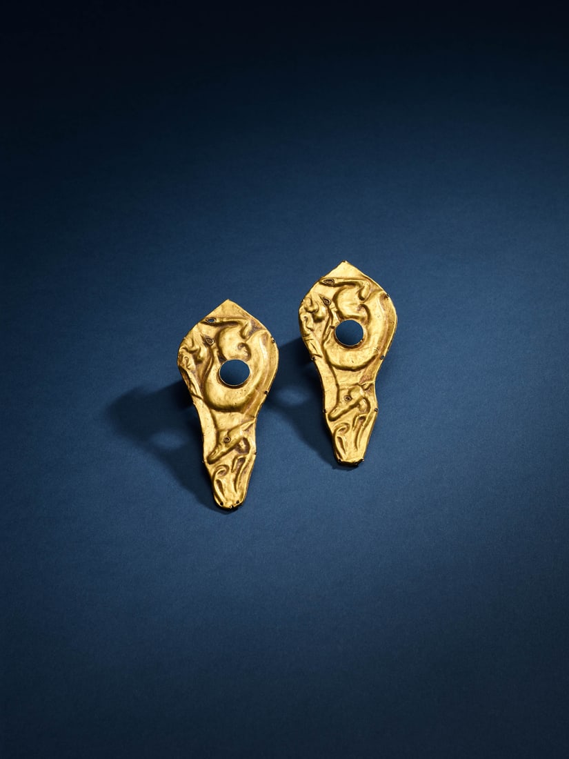 A PAIR OF ORDOS GOLD 'DEER' PLAQUES (1 of 1)