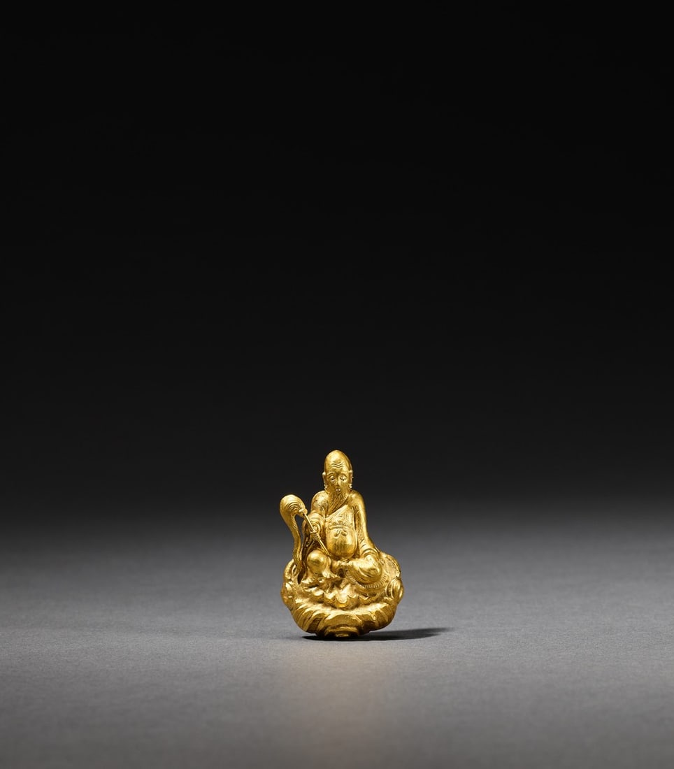 A GOLD HAIR ORNAMENT (1 of 1)