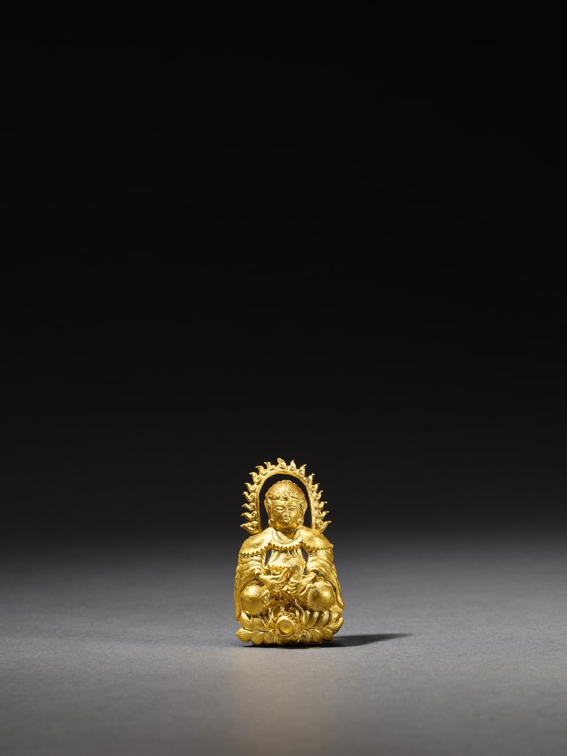 A GOLD HAIR ORNAMENT (1 of 1)