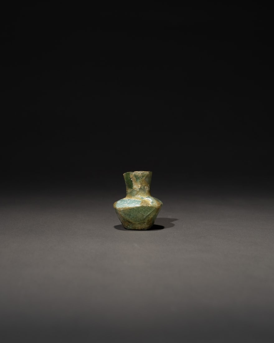 A GLASS RELIQUARY VASE WITH RELICS: 品名(title):唐 琉璃舍利瓶及舍利若干。年代(Age): TANG (618-907 A.D.)。 尺寸:4.8 cm Heig