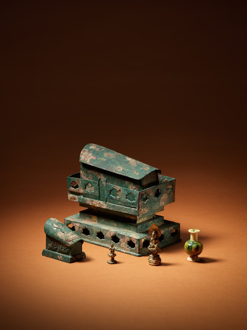 A GILT-BRONZE RELIQUARY WITH SANCAI-GLAZED VASE AND BUDDHA: 品名(title):唐 銅鎏金棺槨（附三彩舍利瓶與銅鎏金佛像）。年