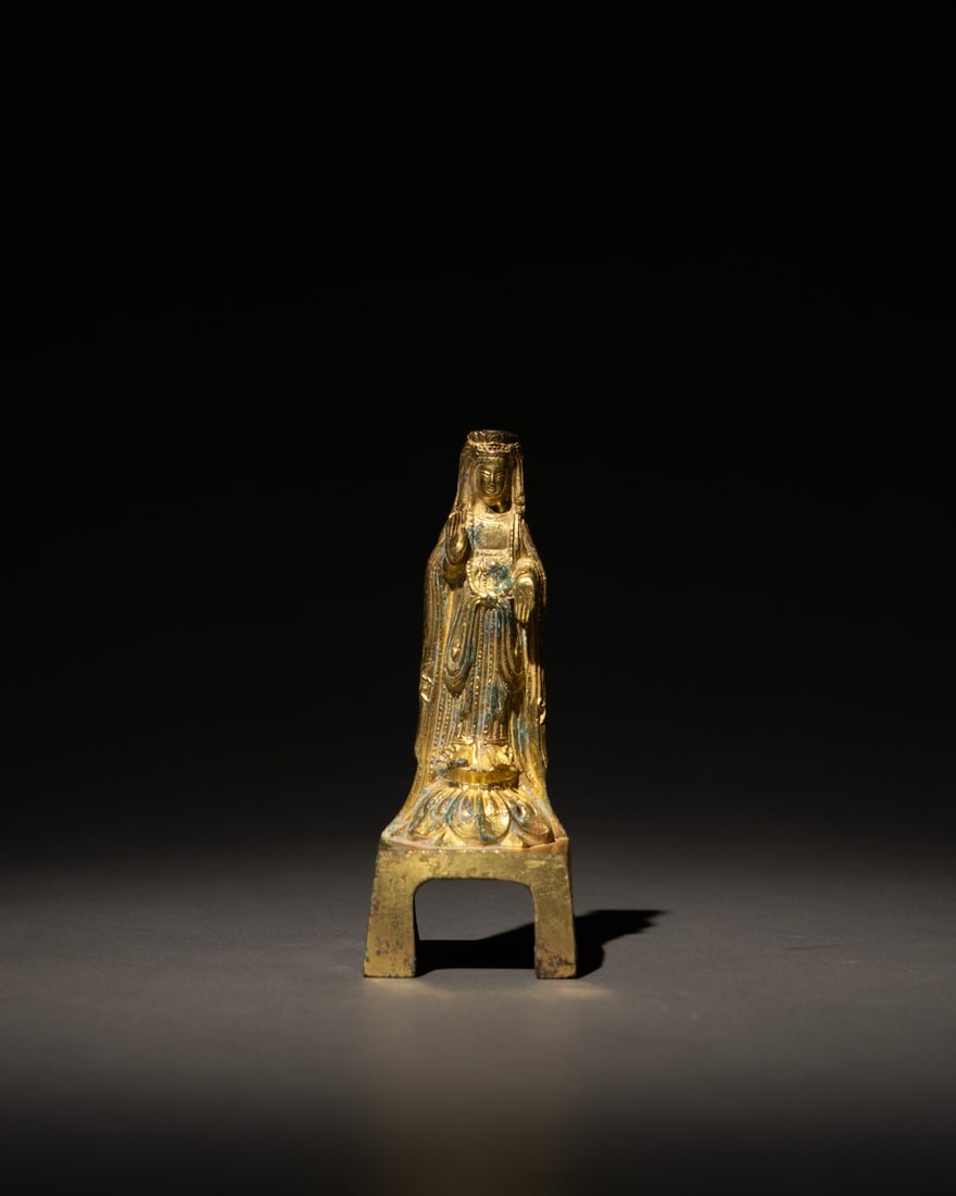 A GILT-BRONZE FIGURE OF BODHISATTVA: 品名(title):北齊 銅鎏金菩薩立像。年代(Age): NORTHERN QI (550-577 A.D.)。 尺寸:11.5 cm HeightӍ