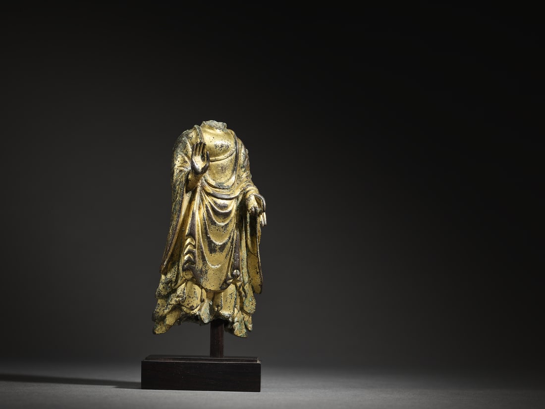 A GILT-BRONZE FRAGMENT OF BUDDHA: 品名(title):唐 銅鎏金佛殘像。年代(Age): TANG (618-907 A.D.)。 尺寸:11.5 cm Height。 展覽A
