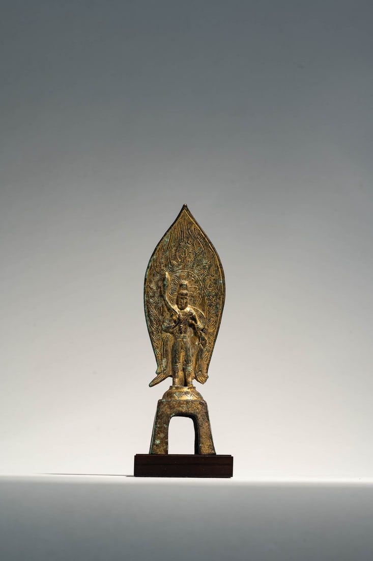A GILT-BRONZE FIGURE OF PADMAPANI LOKESHVARA: 品名(title):北魏 銅鎏金蓮花手菩薩。年代(Age): NORTHERN WEI (386-535 A.D.)。 尺寸:19 cm Heigh