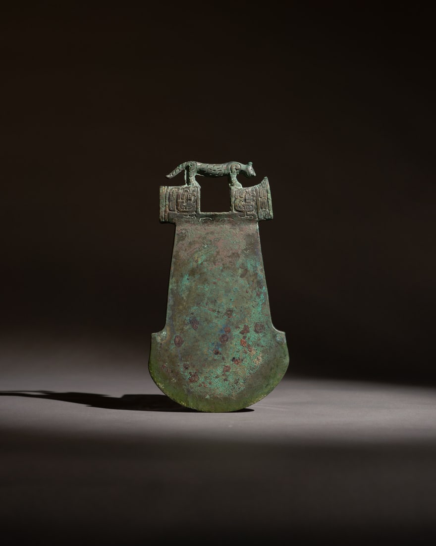 A BRONZE 'TIGER' AXE,YUE: 品名(title):西周 青銅立虎鉞。年代(Age): WESTERN ZHOU (1046-771 B.C.)。 尺寸:20.2 cm Height。
