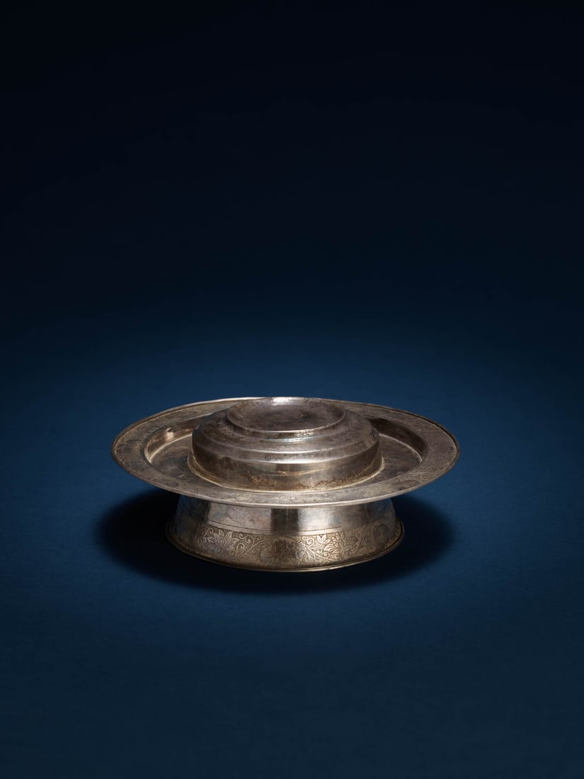 A SILVER 'FLORAL' CUP STAND (1 of 1)