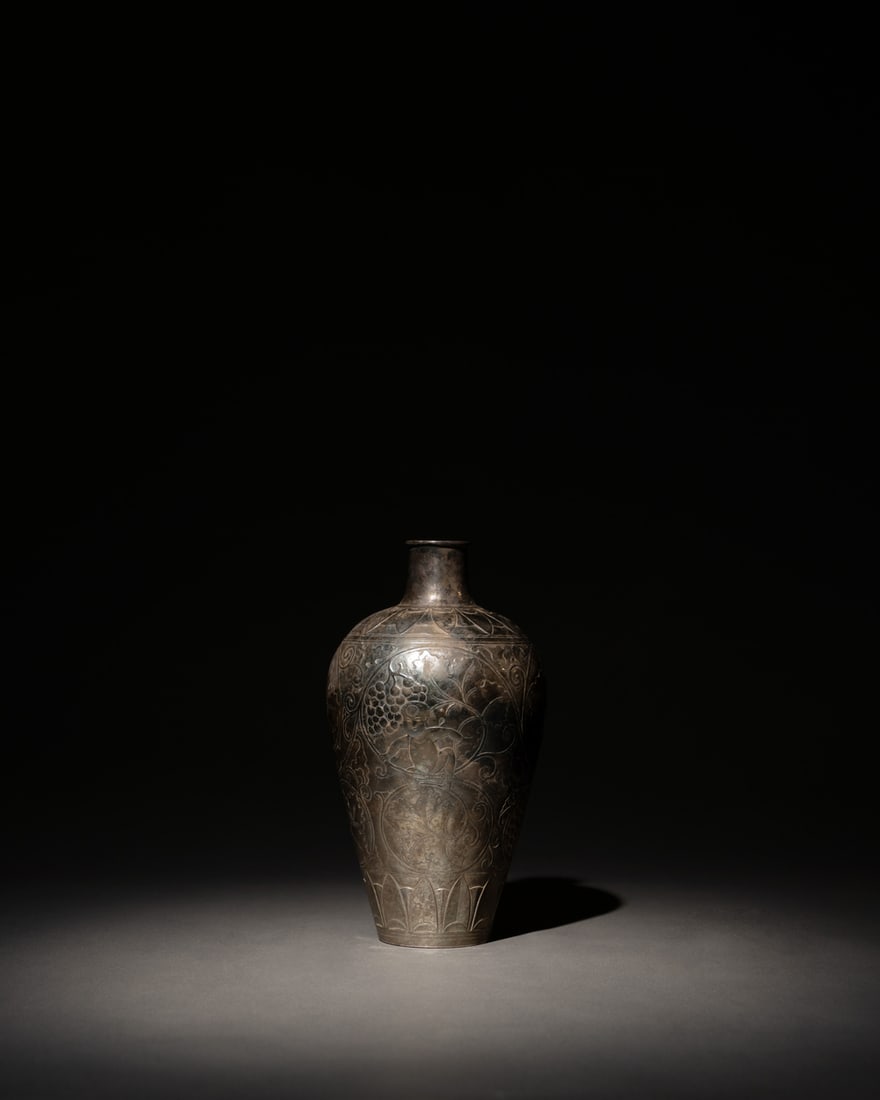 A SILVER 'GRAPES AND CHILDREN' MEIPING: 品名(title):南宋 銀葡萄童子紋梅瓶。年代(Age): SOUTHERN SONG (1127-1279 A.D.)。 尺寸:19.4 cm 