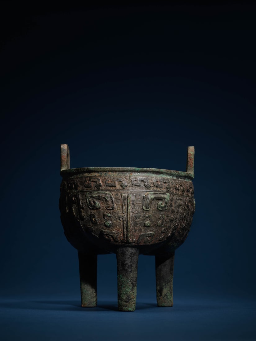 A BRONZE RITUAL TRIPOD FOOD VESSEL, LIDING (1 of 2)