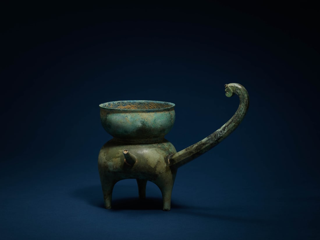 AN EXTREMELY RARE BRONZE TRIPOD POURING VESSEL, HE (1 of 2)