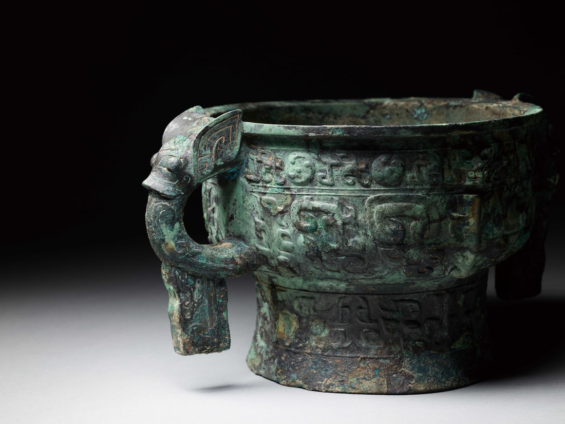 A VERY RARE BRONZE RITUAL FOOD VESSEL, GUI WITH COVER (1 of 7)