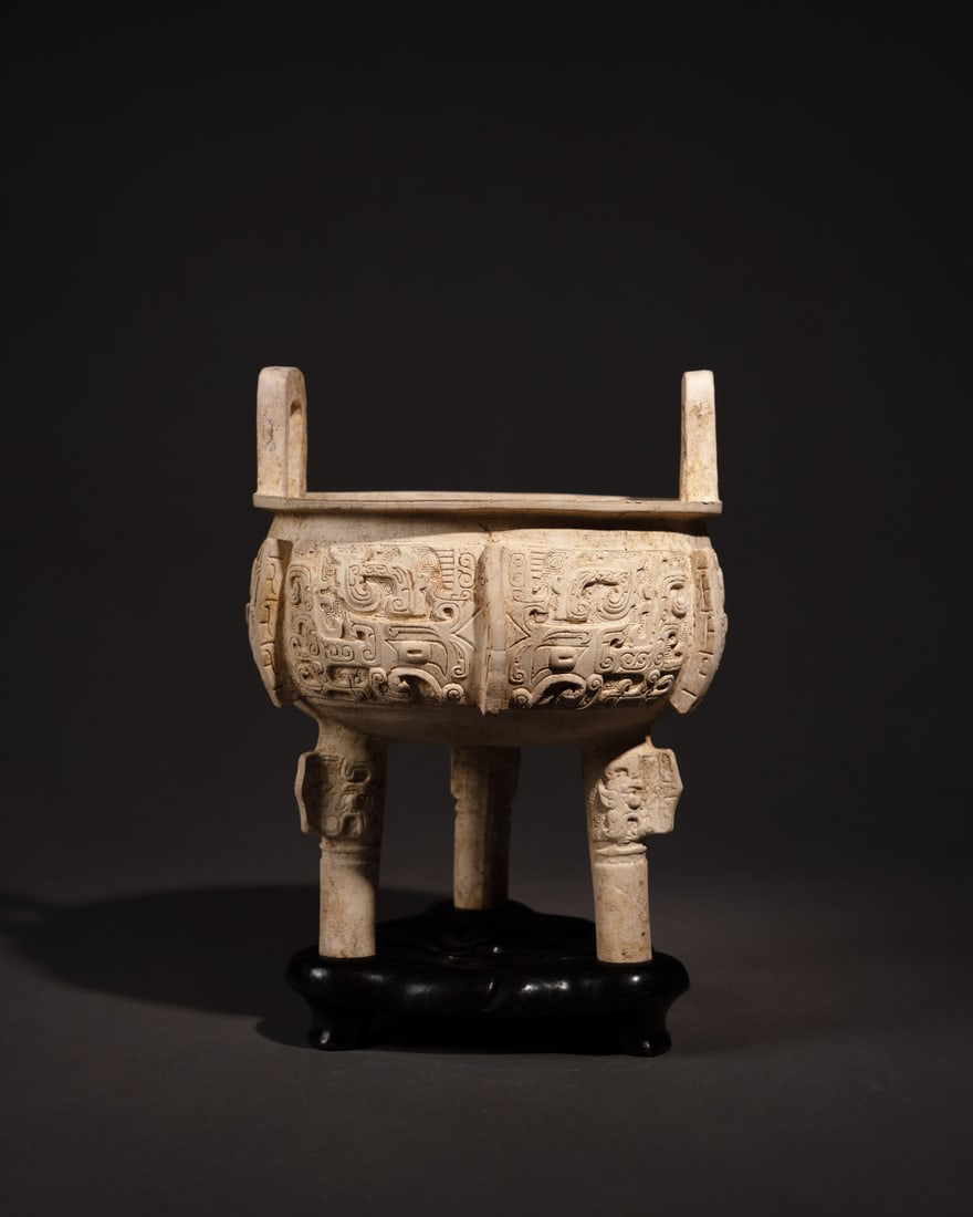 A WHITE POTTERY FOOD VESSEL, DING: 品名(title):西周早期 白陶獸面紋鼎。年代(Age): EARLY WESTERN ZHOU。 尺寸:23.2 cm HeightӍ