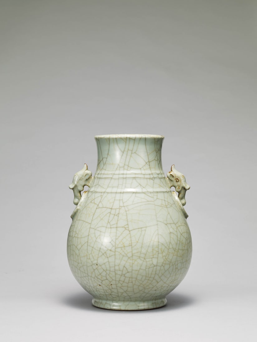 A GE-TYPE 'DRAGON'-HANDLED VASE, ZUN: 品名(title):清雍正至清乾隆 仿哥釉雙螭龍耳漢壺尊。年代(Age): YONGZHEN