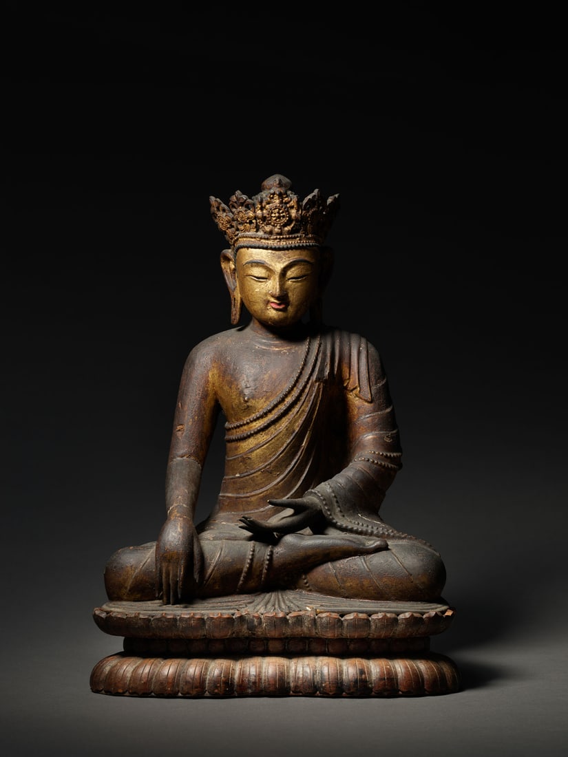 A GILT-LACQUERED WOOD FIGURE OF BUDDHA: 品名(title):明 京造木漆金釋迦牟尼佛。年代(Age): MING (1368-1644 A.D.)。 尺寸:41 cm Hei