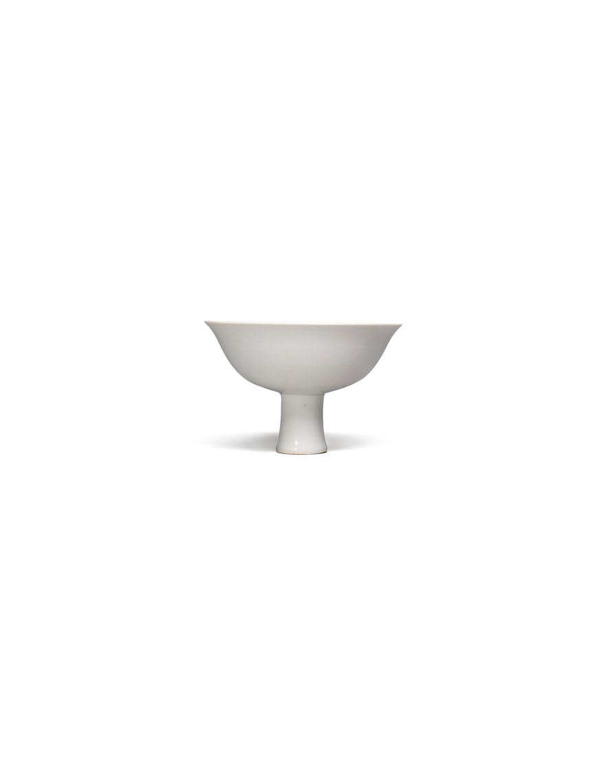 AN EGGSHELL-GLAZED STEM CUP: 品名(title):明永樂 卵白釉高足杯。年代(Age): YONGLE PERIOD, MING DYNASTY。 尺寸:16.8 cm Diameter, 1