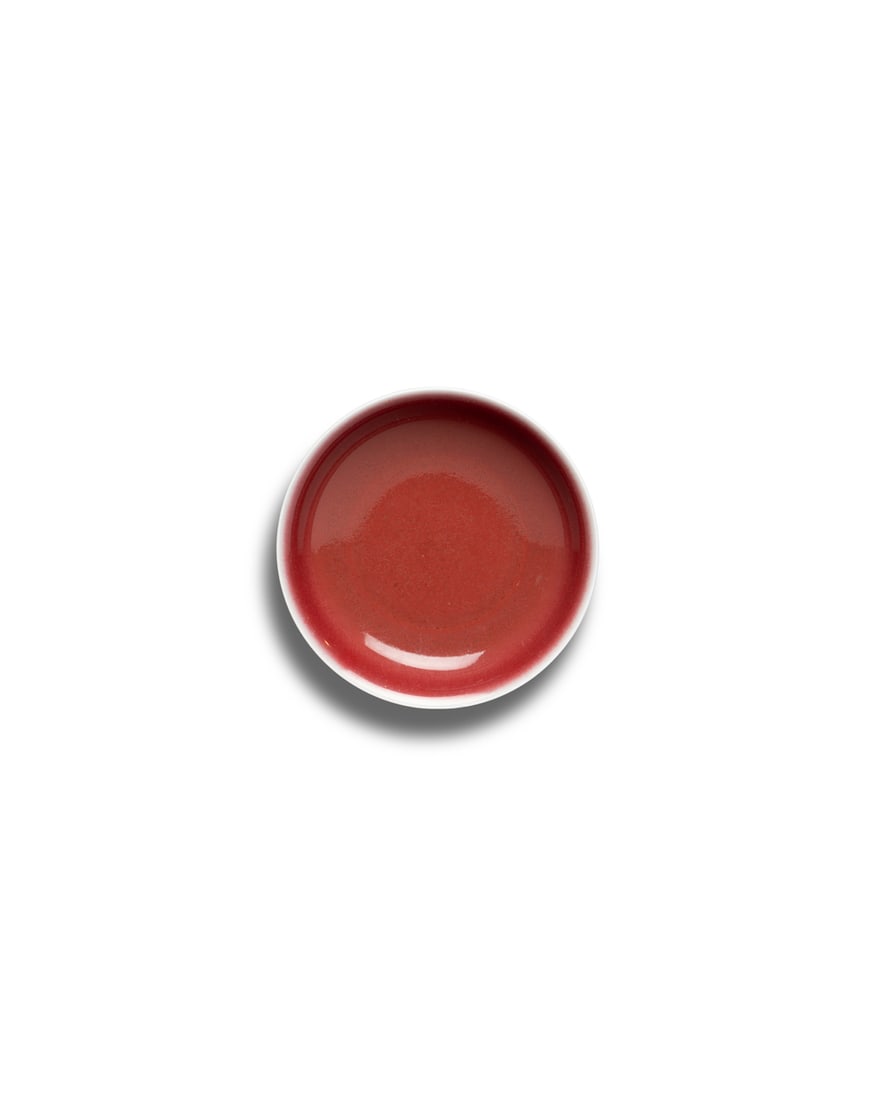 A COPPER-RED-GLAZED DISH: 品名(title):明宣德 霽紅釉盤。年代(Age): XUANDE PERIOD, MING DYNASTY。 尺寸:13.3 cm Diameter。 拍&#