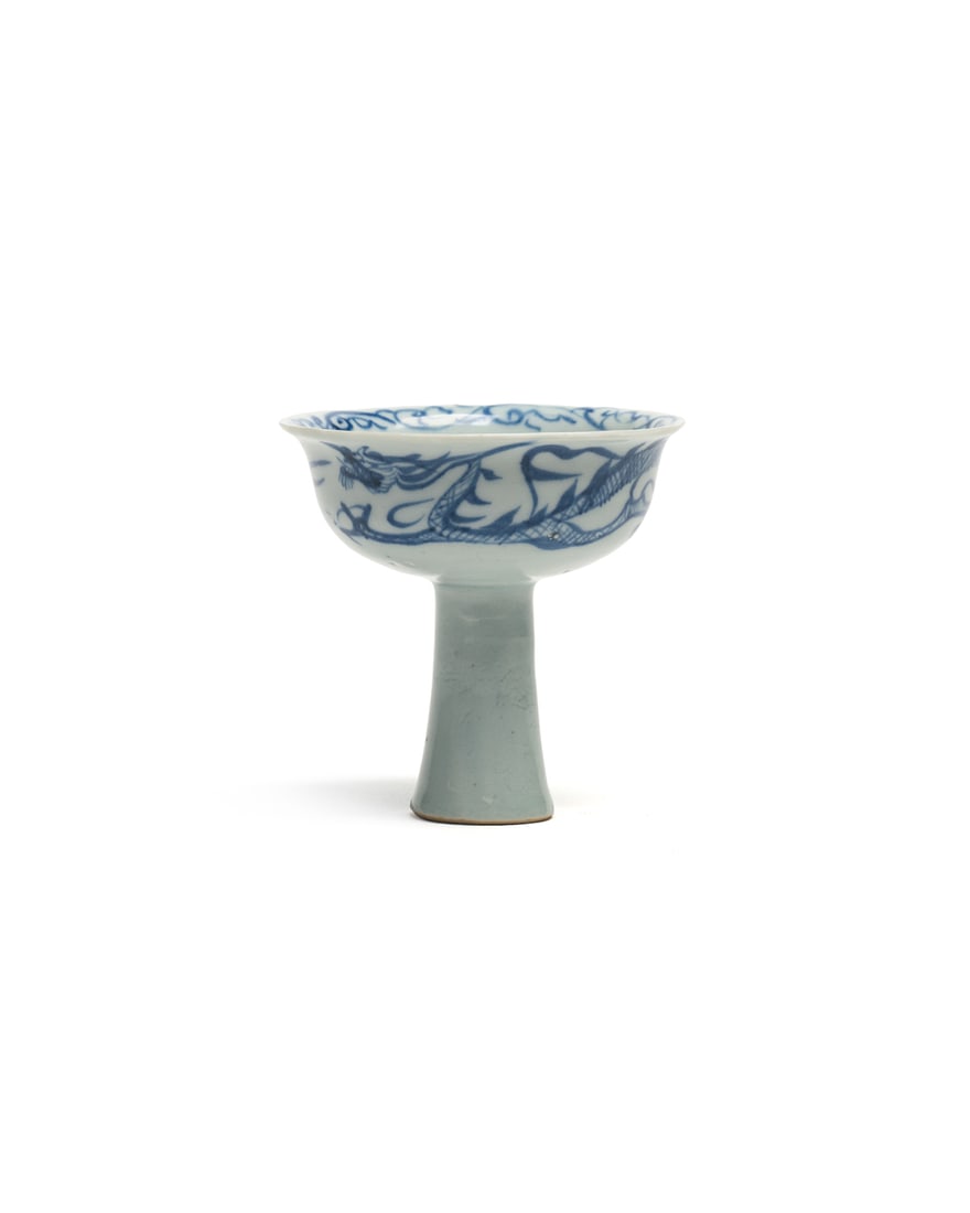 A BLUE AND WHITE 'DRAGON AND EIGHT BUDDHIST EMBLEMS' STEM CUP: 品名(title):明 元青花龍紋暗八寶紋高足杯。年代(Age): MING (1368-1644 A.D.)。 尺&#