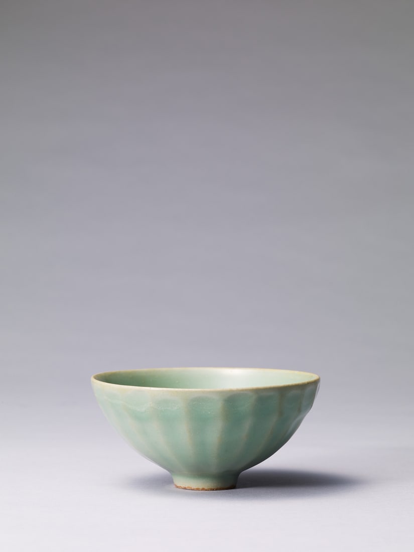 A 'LONGQUAN' CELADON-GLAZED LOBED BOWL: 品名(title):南宋 龍泉窯蓮瓣碗。年代(Age): SOUTHERN SONG (1127-1279 A.D.)。 尺寸:12.5 cm Diameter, 6.1 cm