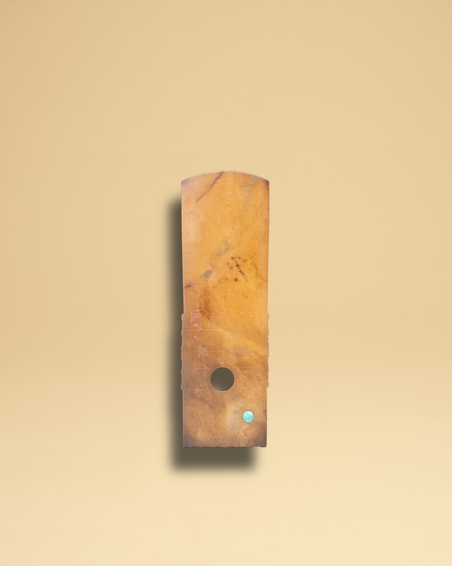 A TURQUOISE-INLAID JADE BLADE, GUI: 品名(title):新石器晚期至夏 嵌綠松石扉牙玉圭。年代(Age): LATE NEOLITHIC PERIOD TO
