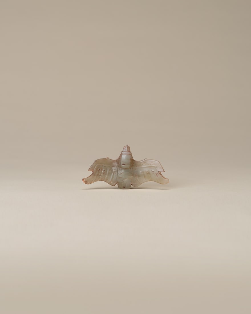 A WHITE JADE FIGURE OF AN EAGLE: 品名(title):石家河文化 白玉鷹。年代(Age): NEOLITHIC PERIOD。 尺寸:7.2 cm Length。 拍品