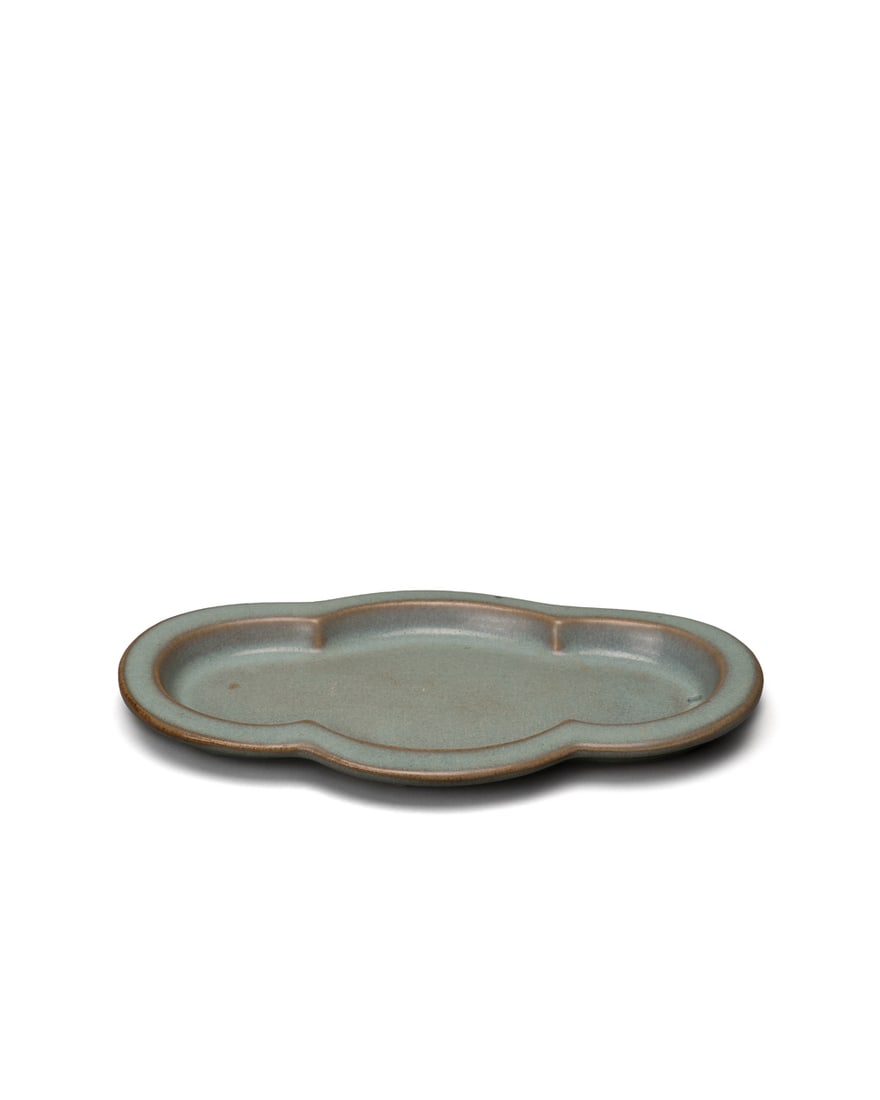 A 'JUN' BLUE-GLAZED LOBED DISH: 品名(title):北宋 鈞窯天青釉海棠盤。年代(Age): NORTHERN SONG (960-1127 A.D.)。 尺寸:24 cm Len