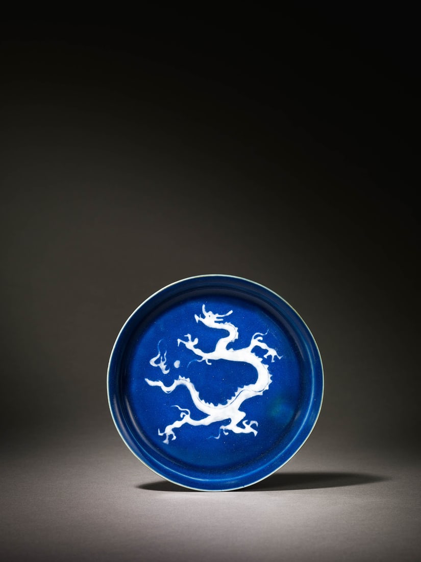 A BLUE-GLAZED 'DRAGON ' DISH: 品名(title):元至明 霽藍釉白地龍紋盤。年代(Age): YUAN TO MING。 尺寸:15.3 cm Diameter&#