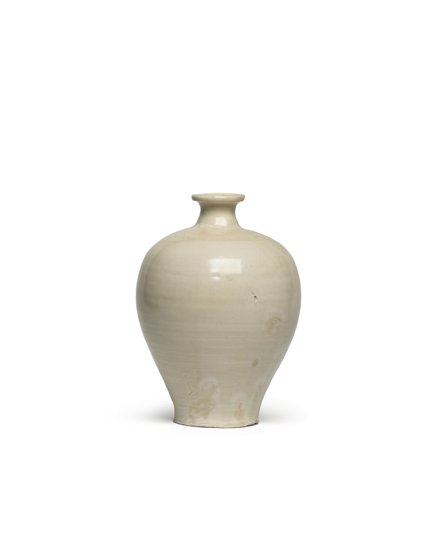 A 'DING' WHITE-GLAZED MEIPING: 品名(title):宋 定窯梅瓶。年代(Age): SONG （960-1279 A.D.）。 尺寸:22 cm Height。