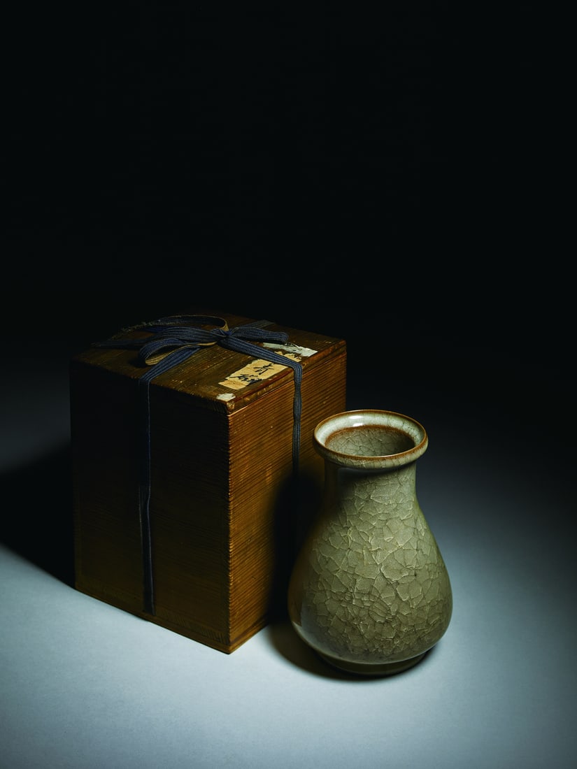 AN EXTREMELY RARE AND IMPORTANT 'BEISHOKU GUANYAO' VASE: 品名(title):南宋 官窯青瓷束口垂腹瓶。年代(Age): SOUTHERN SONG (1127-1279 A.D.)。 尺寸: