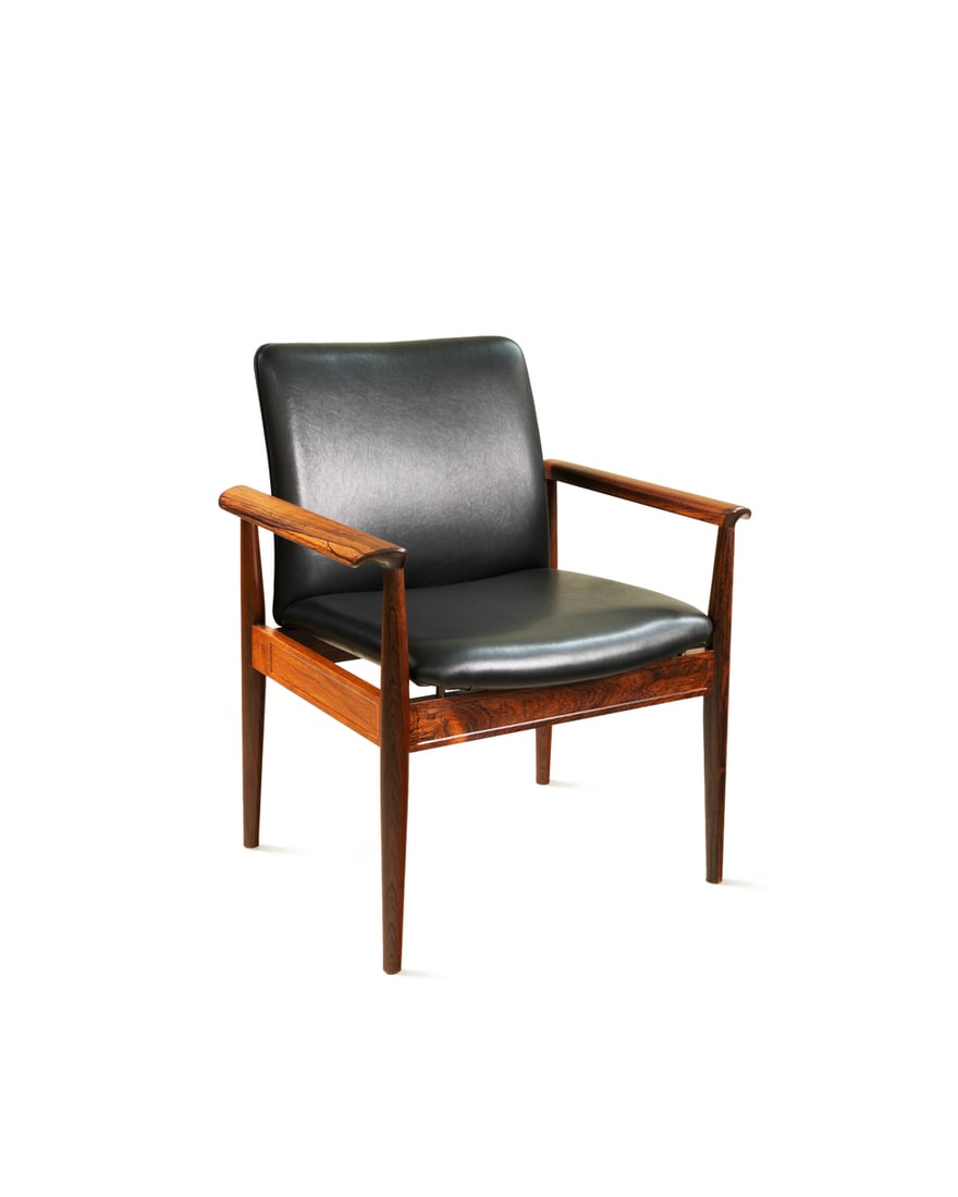 A BLACK 'DIPLOMAT' ARMCHAIR: 品名(title):Finn Juhl(1912-1989) 外交官椅(黑)。作者(Artist): Finn Juhl(1912-1989)。 尺寸:W:68 D:53 H:80 cm。 附