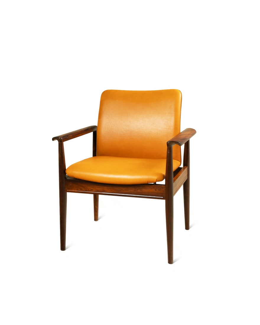 A BROWN 'DIPLOMAT' ARMCHAIR: 品名(title):Finn Juhl(1912-1989) 外交官椅(褐)。作者(Artist): Finn Juhl(1912-1989)。 尺寸:W:68 D:53 H:80 cm。 附