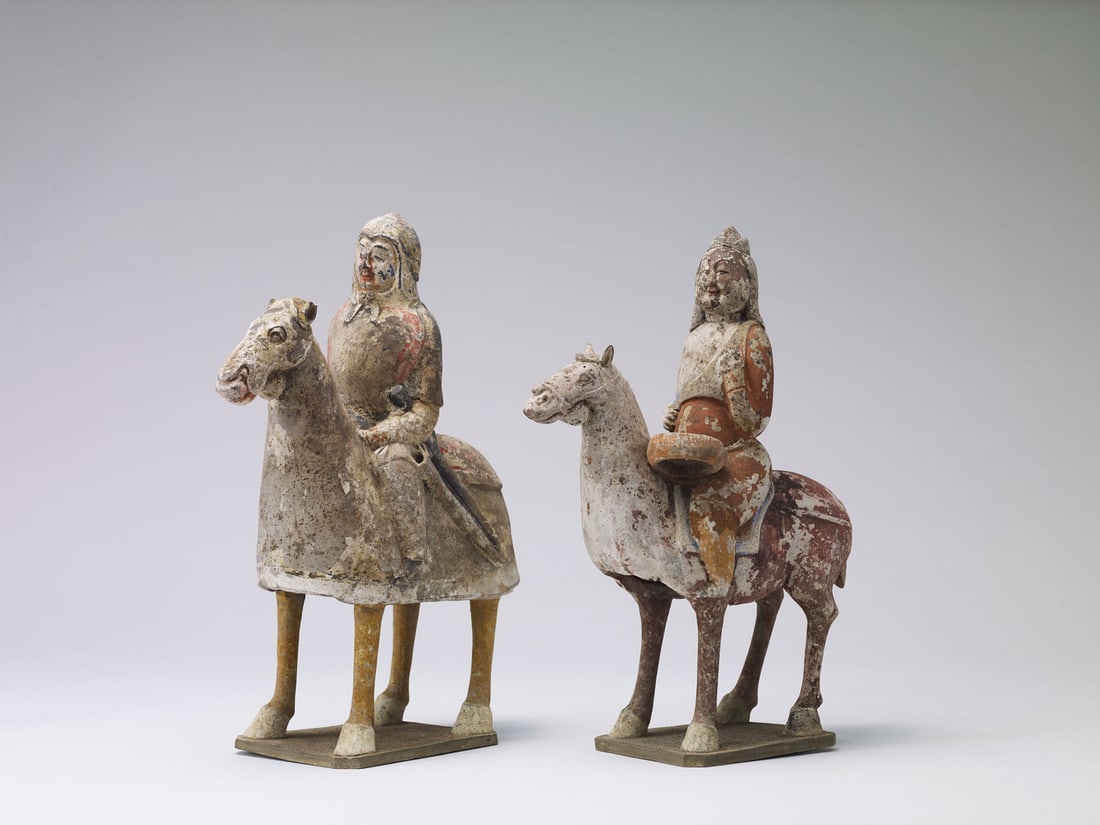 A PAIR OF PAINTED POTTERY FIGURES OF SOLDIER AND MUSICIAN: 品名(title):北齊 陶加彩騎馬武士與鼓樂俑。年代(Age): NORTHERN QI (550-577 A.D.)。 ì