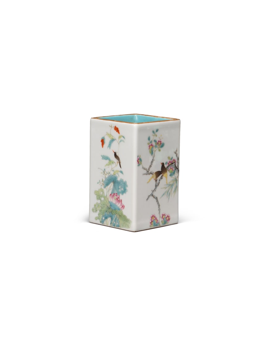 A FAMILLE-ROSE 'FLOWER AND BIRD' SQUARE BRUSHPOT: 品名(title):清 粉彩花鳥紋四方筆筒。年代(Age): QING (1644-1911 A.D.)。 尺寸:10.8 cm Height