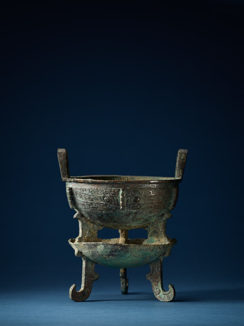 A BRONZE RITUAL FOOD VESSEL, WENDING (1 of 2)